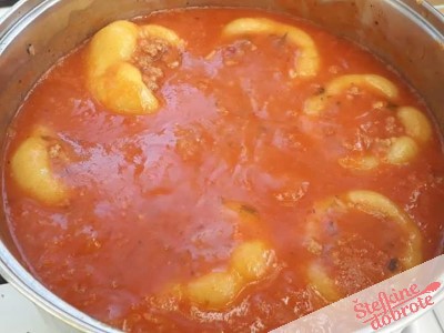 Zalijemo z domačo pripravljeno paradižnikovo omako
