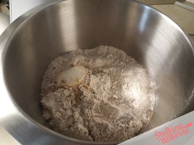 2. V mlacno mleko zmesamo sladkor in kvas in dolijemo v moko.....