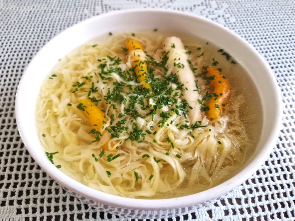 Goveja juha z domačimi rezanci