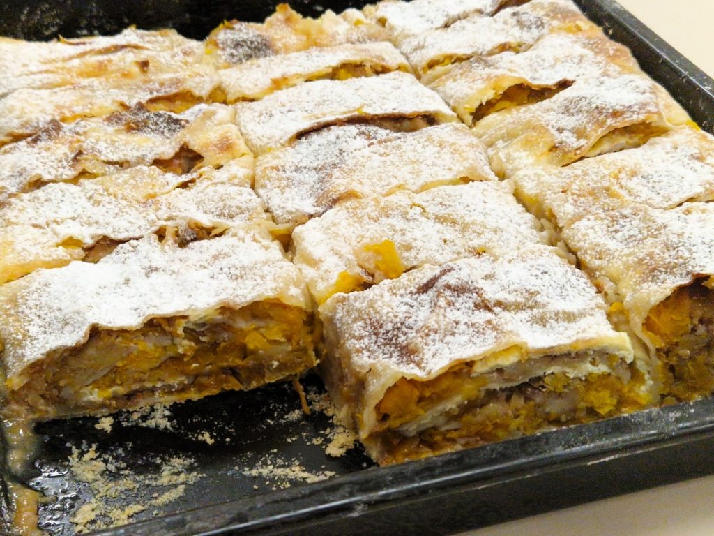 Jabolčno-bučni štrudelj s skuto, rozinami, malinami in čokoladnimi kapljicami