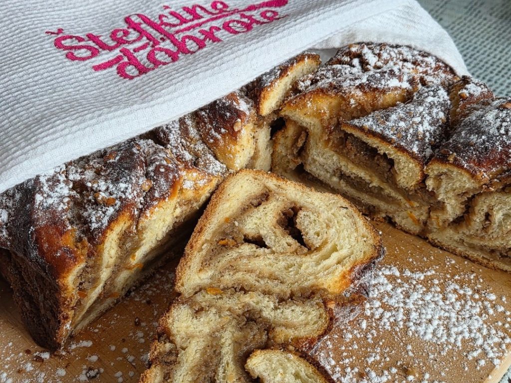 Orehova babka s pomarančo in lešniki