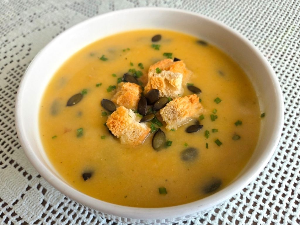 Porova juha s cvetačo in bučnimi semeni