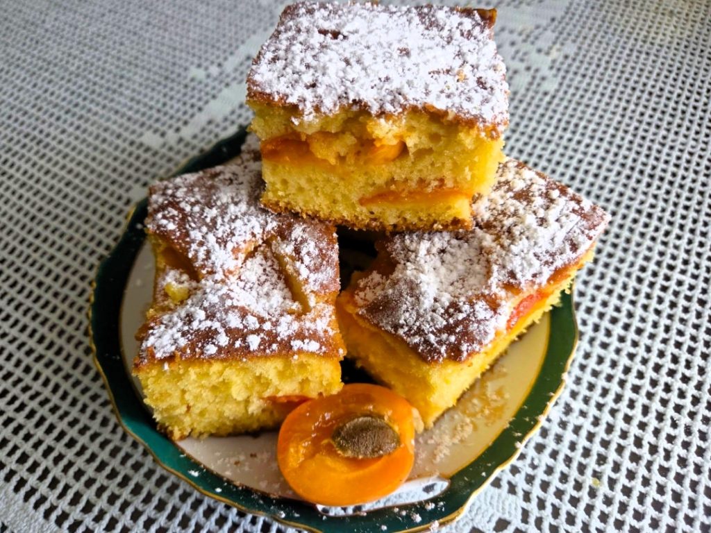 Biskvitno pecivo z marelicami