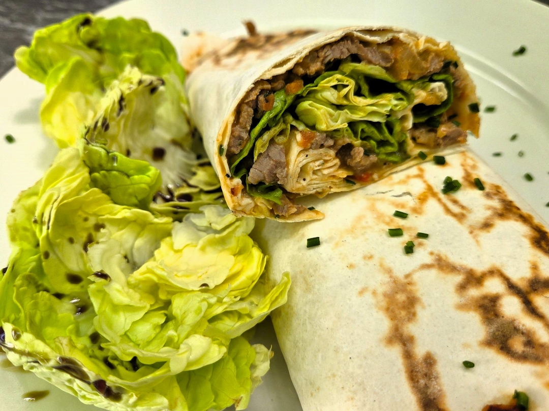 Tortilja z govejimi trakci in drobnjakom