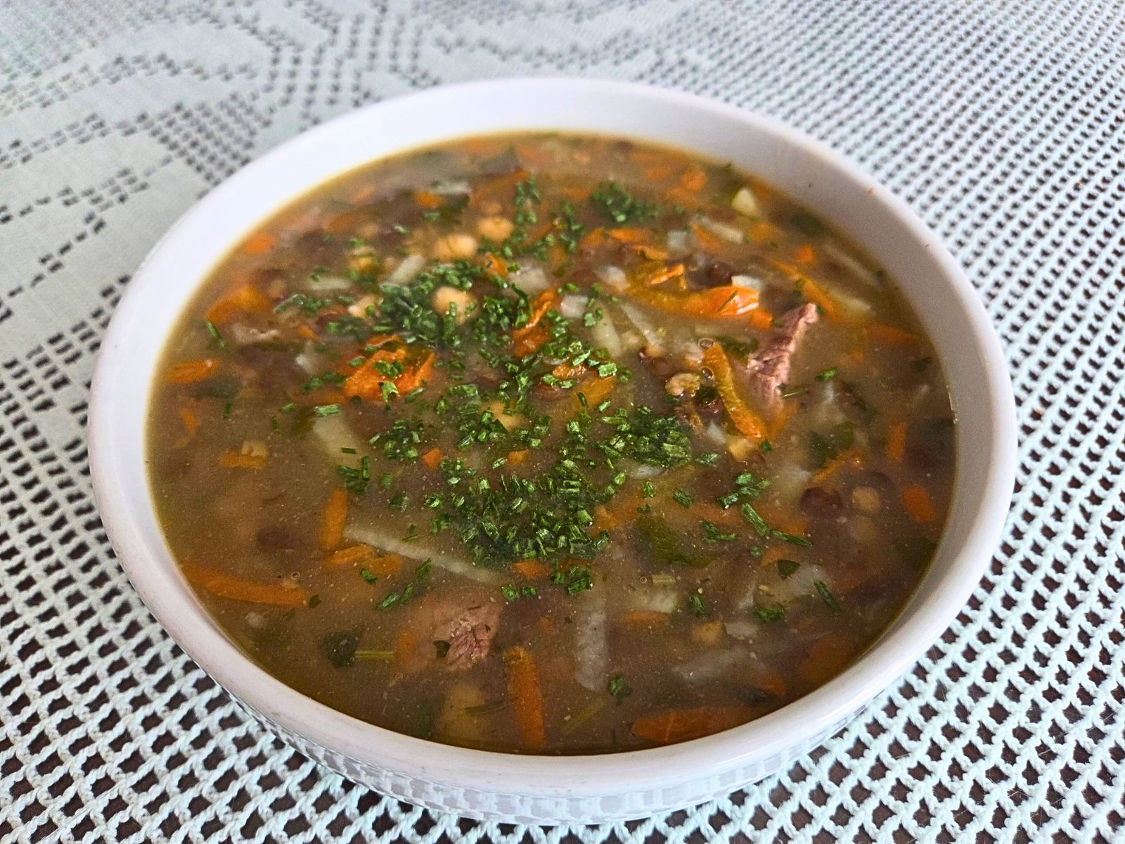 Enolončnica z lečo in čičeriko