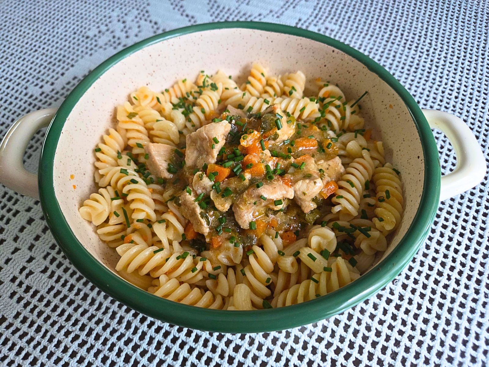 Kocke z mlado čebulo in korenjem