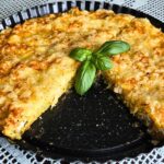 Mesna pita s čebulno marmelado