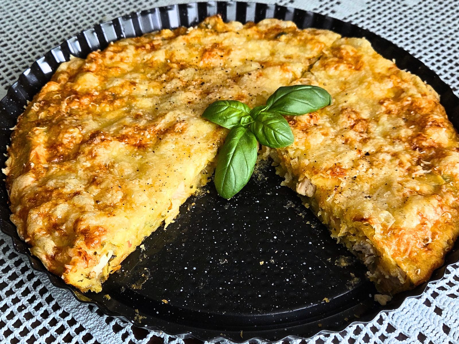 Mesna pita s čebulno marmelado