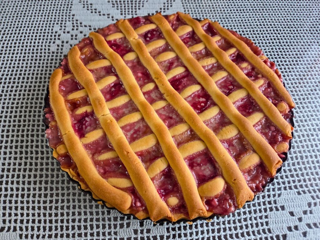 Pita z rabarbaro in jagodami
