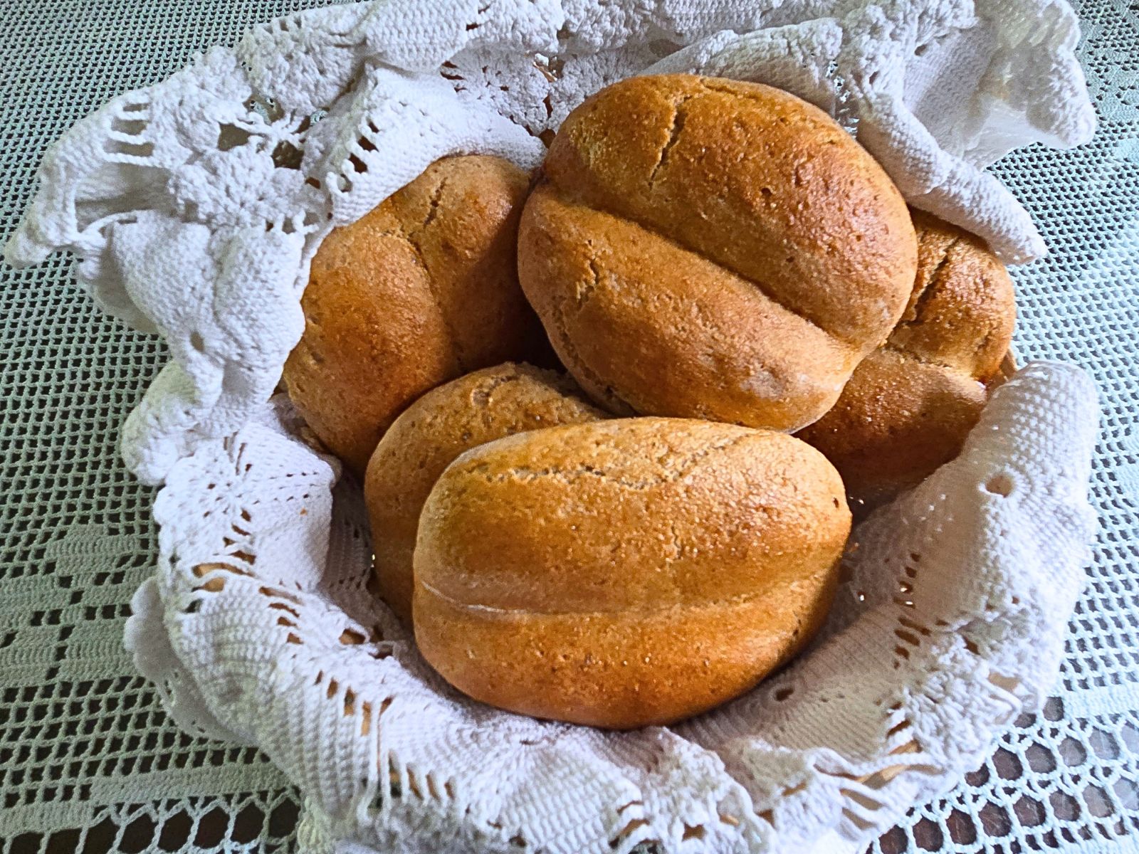Žemlje iz polnozrnate pirine moke
