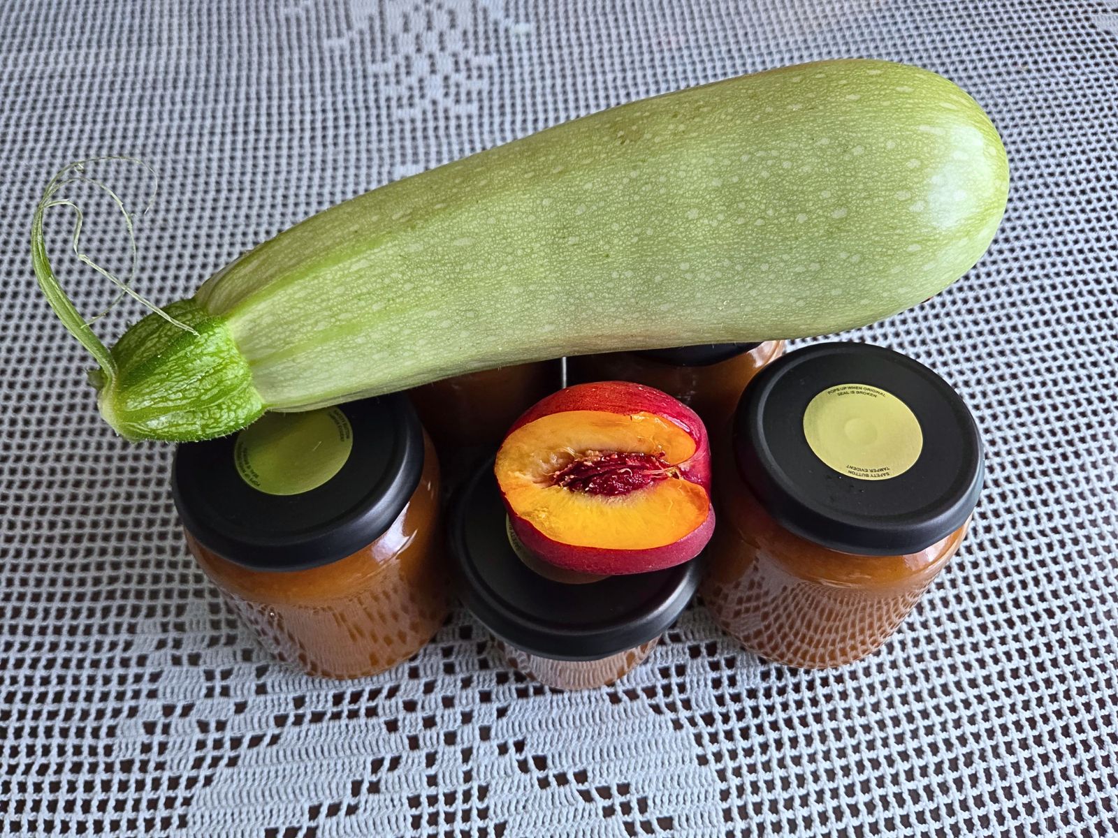 Bučna marmelada z nektarinami in belo čokolado