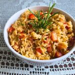 Polnozrnati riž z zelenjavo in parmezanom