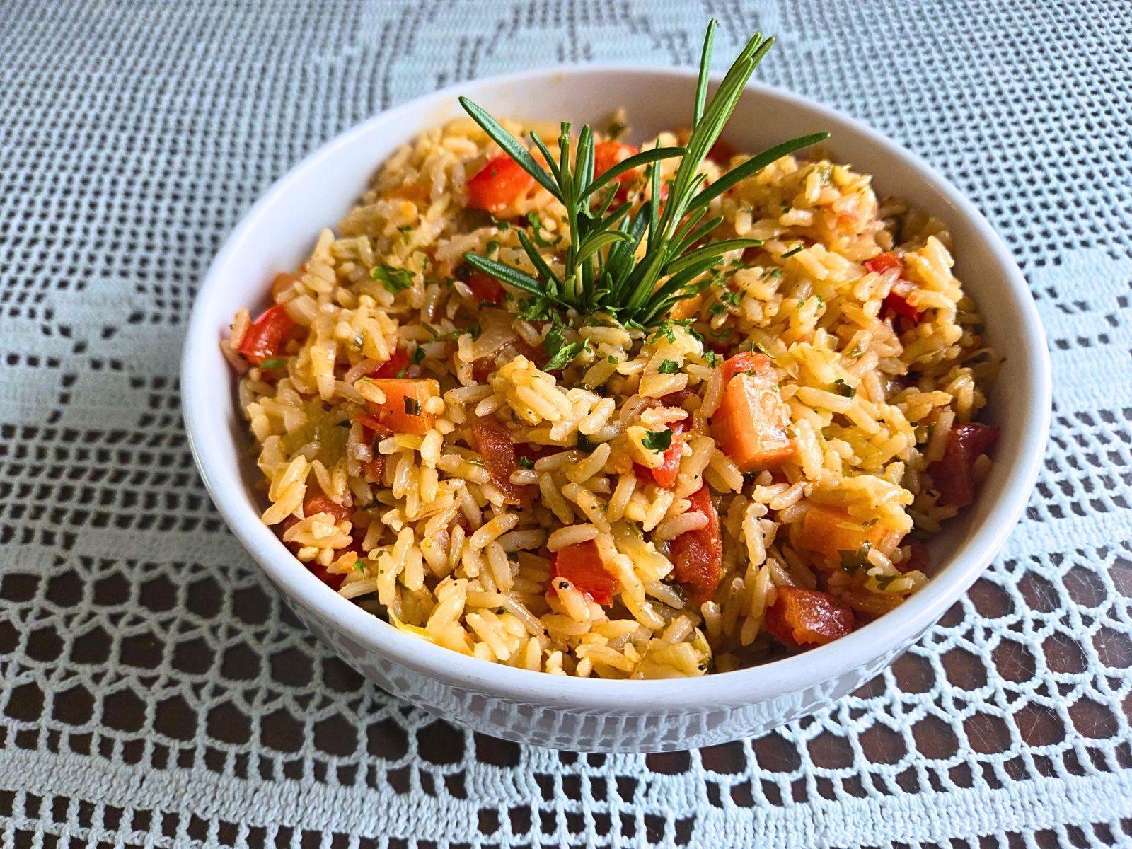 Polnozrnati riž z zelenjavo in parmezanom