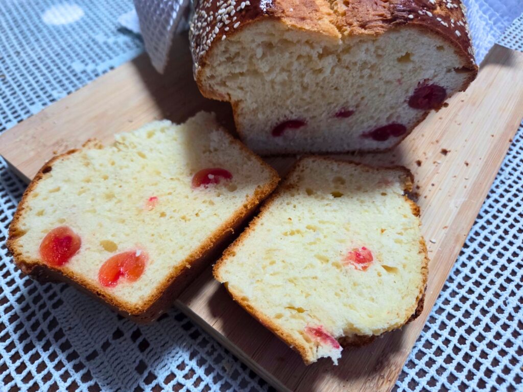 Mlečni masleni kruh s kandiranimi češnjami