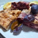 Štrudelj iz sliv in vinogradniških breskev
